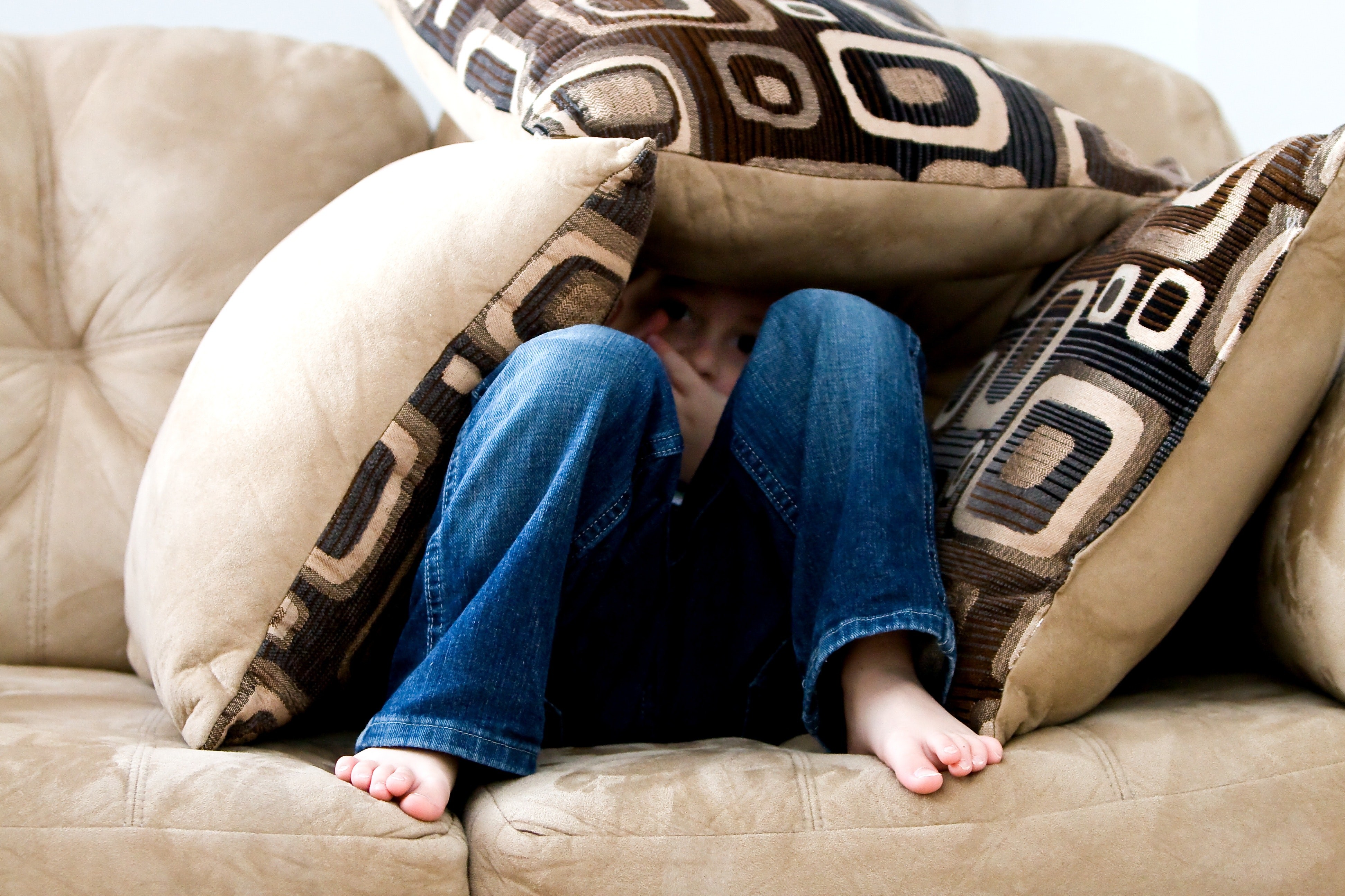 criança irritada sofá (Foto: Pexels)