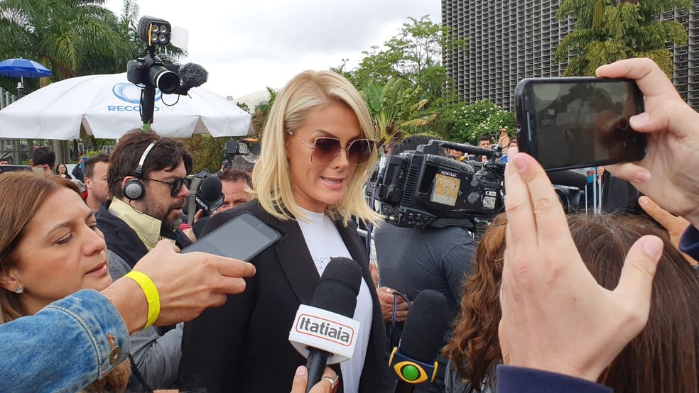 'É muito triste', diz a apresentadora Ana Hickmann ao chegar a Alesp para velório de Gugu — Foto: Marina Pinhoni/G1