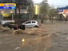 Chuva alaga ruas, arrasta carros e escola fica sem aulas em Porto Alegre