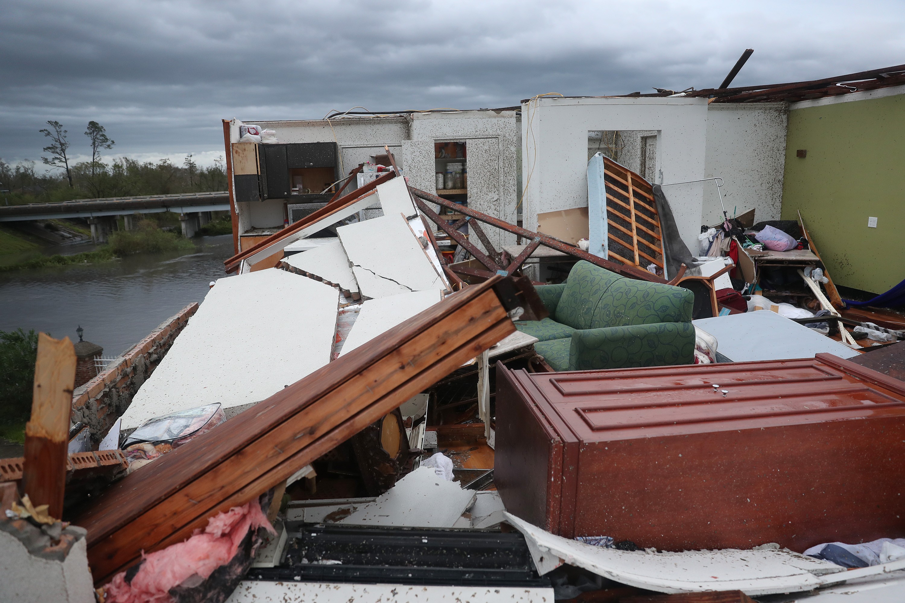 Um quarto dehotel que teve o telhado arrancado depois que o furacão Laura passou pela área em 27 de agosto de 2020 em Lake Charles, Louisiana (Foto: Getty Images)