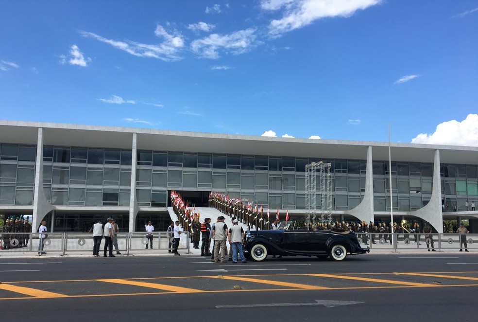 Rolls-Royce presidencial é usado em ensaio para a posse do presidente eleito Jair Bolsonaro (PSL) — Foto: Welington Valadão/TV Globo