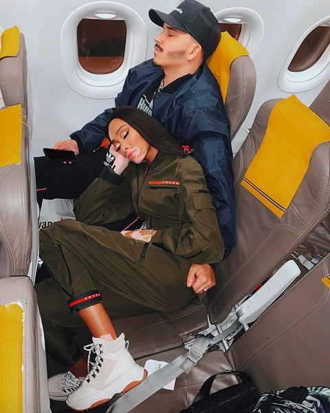 A modelo canadense Winnie Harlow dormindo no avião em foto que causou críticas e questionamentos nas redes sociais (Foto: Instagram)