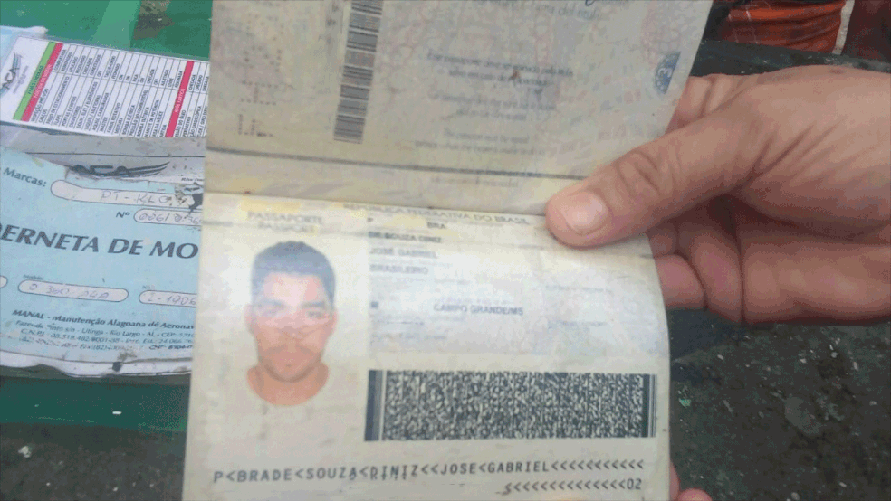 Passaporte de Gabriel Diniz encontrado em local de queda de avião — Foto: Reprodução/ Jornal Hoje