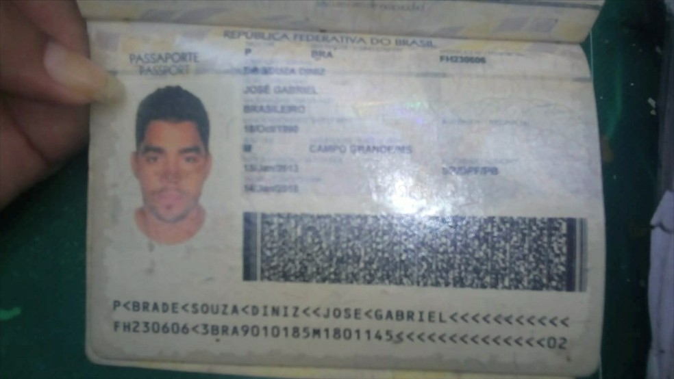 Documento de Gabriel Diniz encontrado em local de queda de aviÃ£o â€” Foto: ReproduÃ§Ã£o/Jornal Hoje