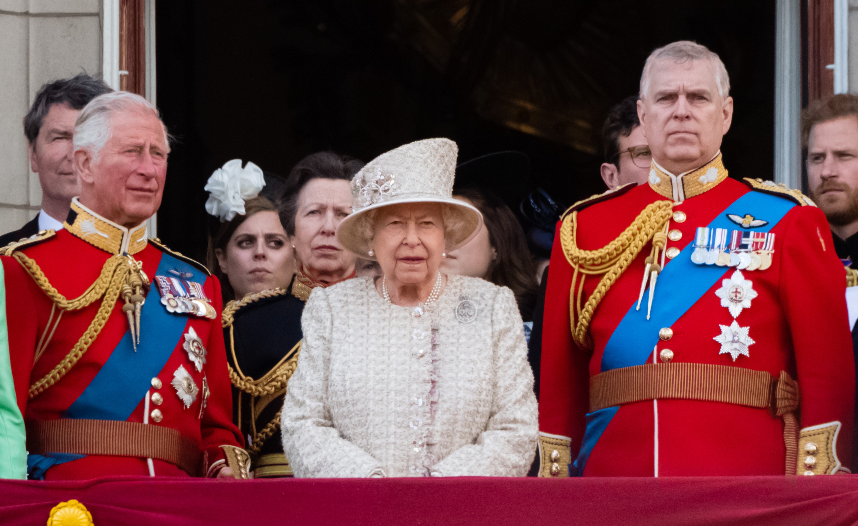 O Príncipe Charles, a Rainha Elizabeth II e o Príncipe Andrew (Foto: WireImage)