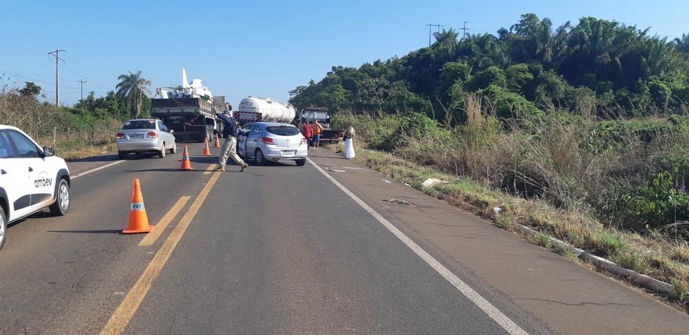 Quatro pessoas ficam feridas após carros colidirem na BR-010 no Maranhão. — Foto: Divulgação/PRF.