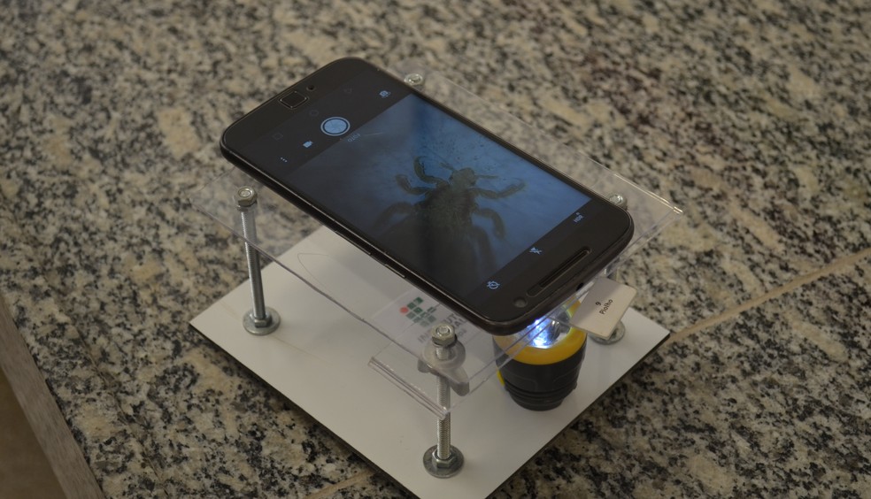 Equipamento desenvolvido usa aparelho celular como lente (Foto: John Pacheco/G1)