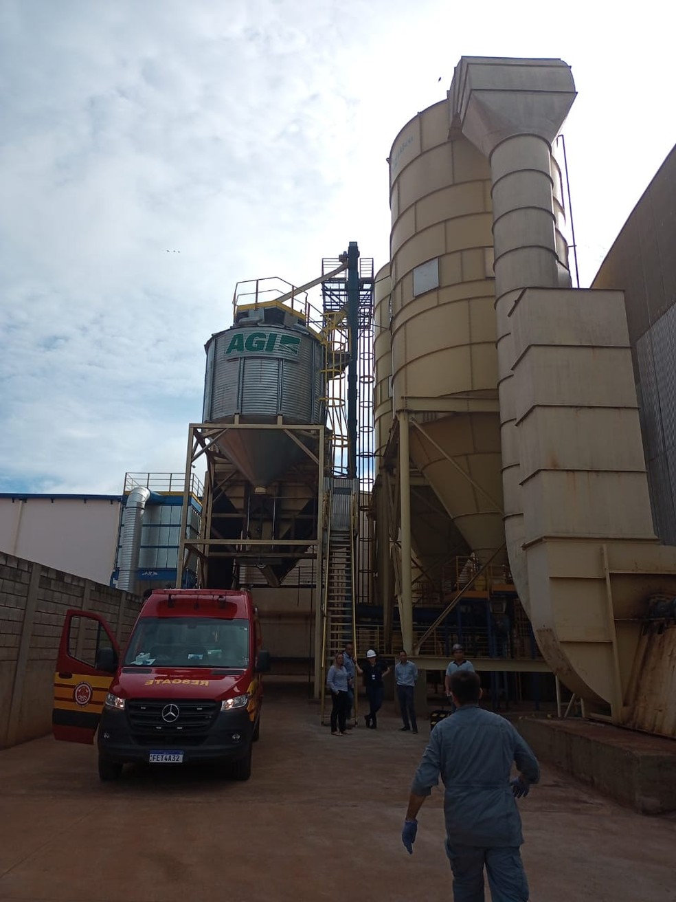 Queda no silo de amendoim foi na Rua Yashhao Tanaka, no bairro Parque Tabajaras, em Tupã (SP) — Foto: Corpo de Bombeiros/Divulgação