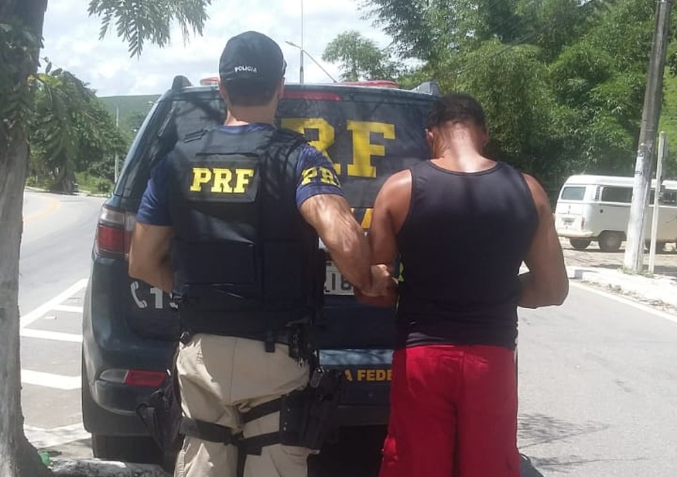 Homem foi preso durante fiscalizaÃ§Ã£o da PRF â€” Foto: PolÃ­cia RodoviÃ¡ria Federal/DivulgaÃ§Ã£o