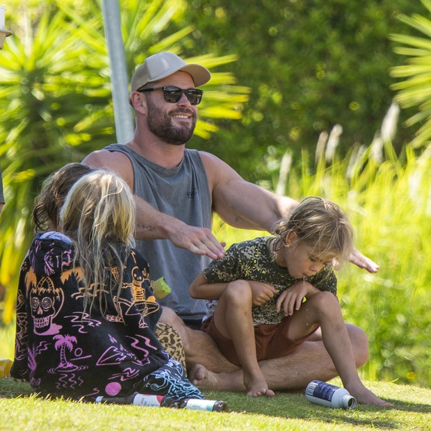 Chris Hemsworth com os filhos (Foto: The Grosby Group)
