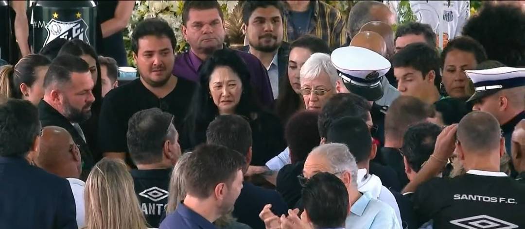 Familiares e amigos se reúnem ao final do velório do Rei do Futebol em Santos, no litoral de SP, nesta terça-feira (3).