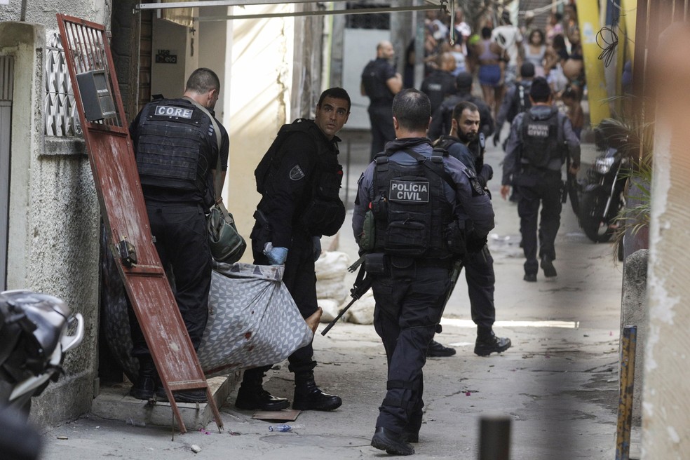Policiais civis durante operação no Rio de Janeiro — Foto: Ricardo Moraes/Reuters