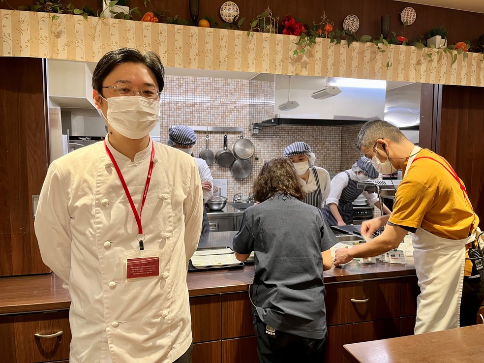 O chef Kenta Tafu: cinco tipos diferentes de processamento dos alimentos para atender às limitações de mastigação e deglutição dos idosos — Foto: Mariza Tavares