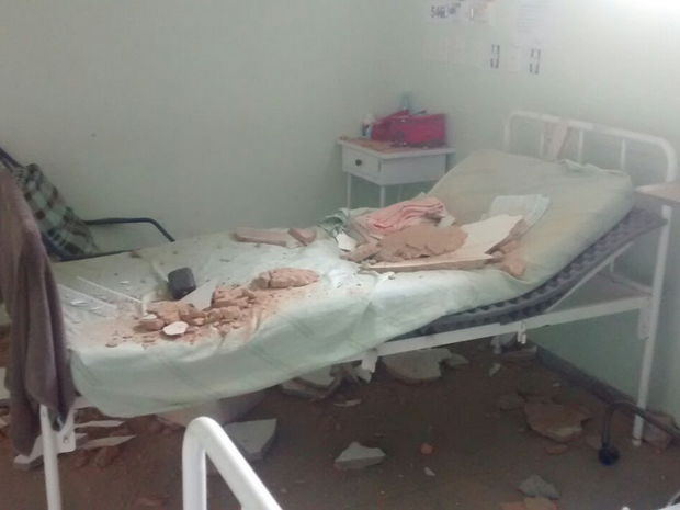 Parte do teto caiu em cima de paciente (Foto: Portal Norte/Divulgação)