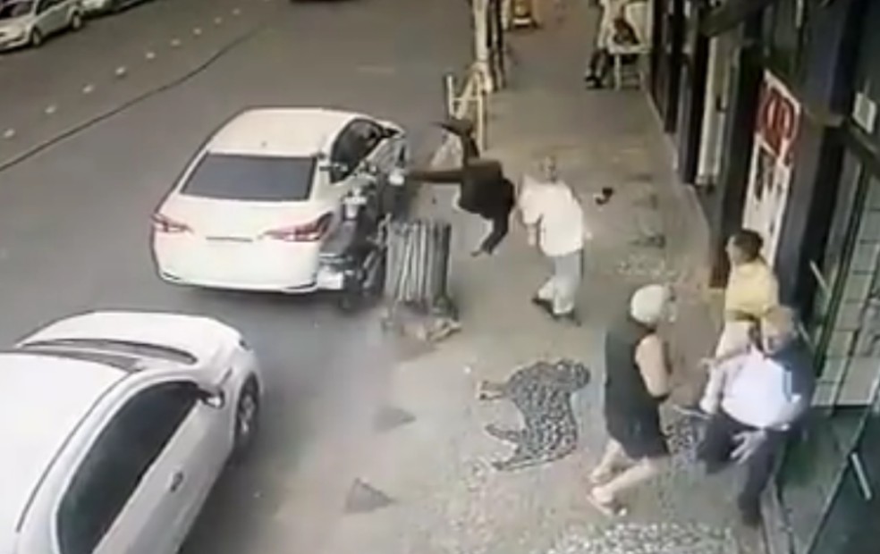 Pedestre escapa por pouco de ser atingido por moto descontrolada em avenida em Tupã  — Foto: Câmera de Segurança /Reprodução