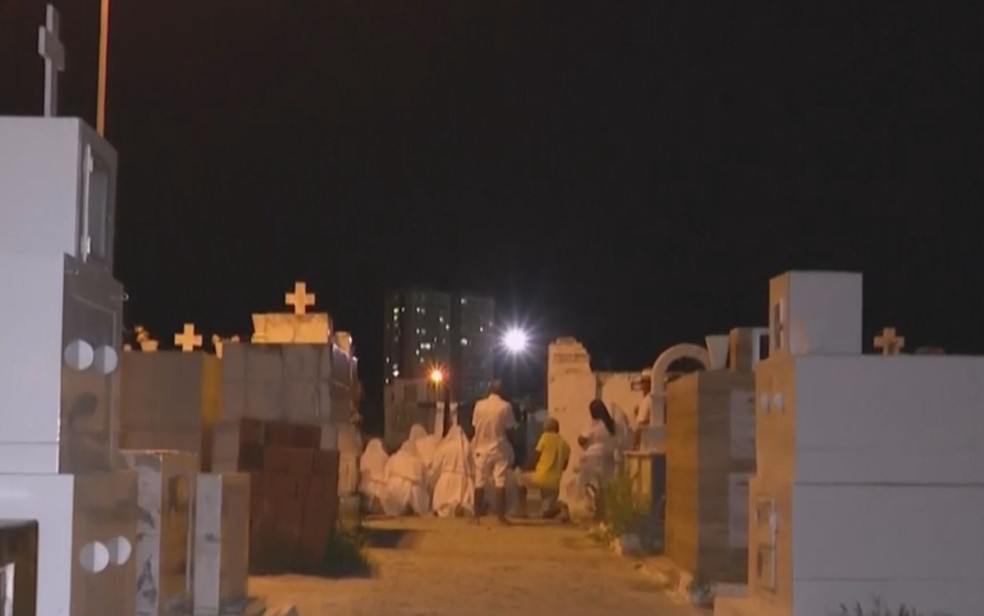 Uma das paradas mais importantes é no cemitério, com cânticos que lembram o lamentos das almas — Foto: Reprodução TV São Francisco