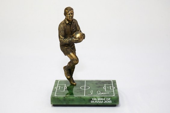 Escultura (19 cm) representando o jogador de futebol, goleiro russo, 'LEV YASHIN'. Presente do presidente Vladmir Putin — Foto: Divulgação