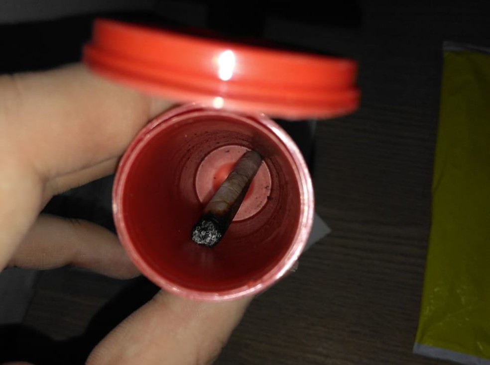 Cigarro de maconha também foi apreendido pela PF em Ji-Paraná.  — Foto: Divulgação/PF