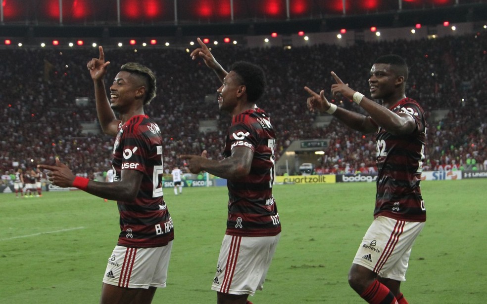 Bruno Henrique, Vitinho e Lincoln comemoram gol do Flamengo sobre o Cear&aacute; &mdash; Foto: Andr&eacute; Dur&atilde;o 