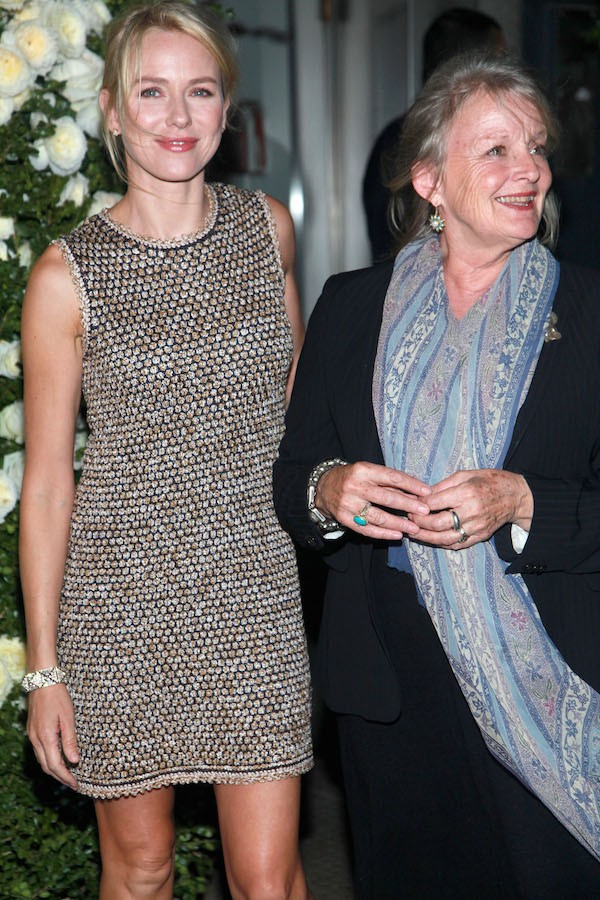 A atriz Naomi Watts com a mãe, Myfanwy Roberts (Foto: Getty Images)