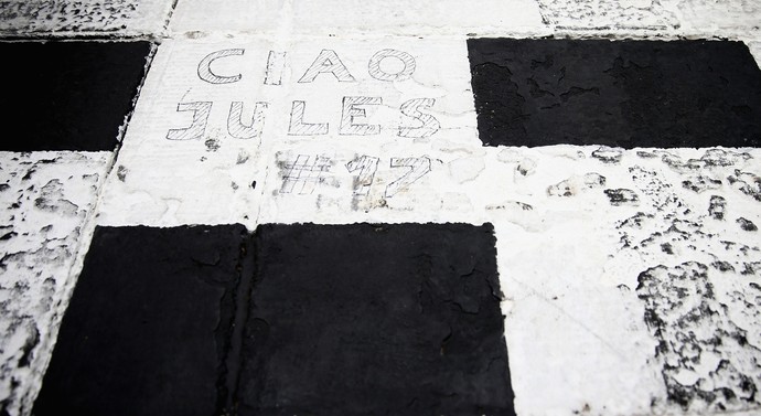 Inscrição "Ciao Jules", em homenagem a Jules Bianchi, na linha de chegada do circuito de Hungaroring (Foto: Getty Images)