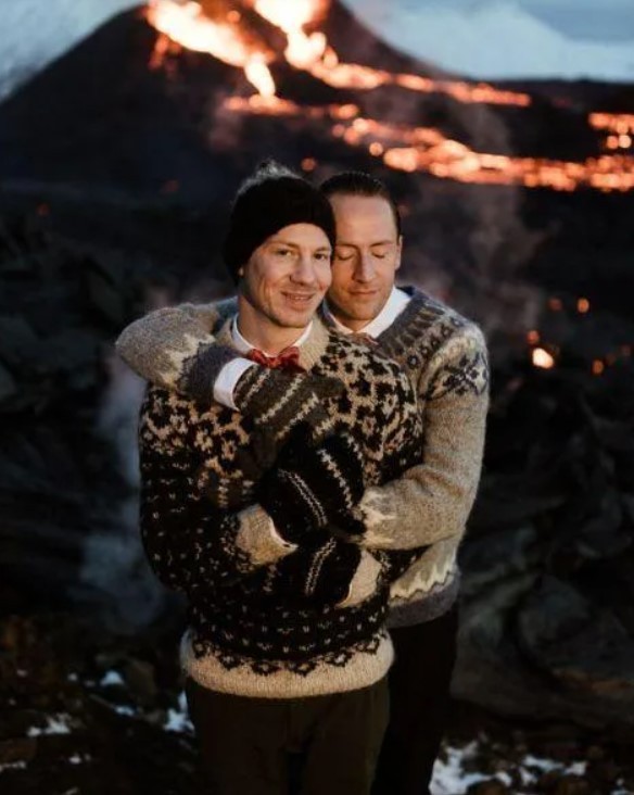 Casal gay realiza casamento a beira de vulcão em erupção (Foto: Reprodução)