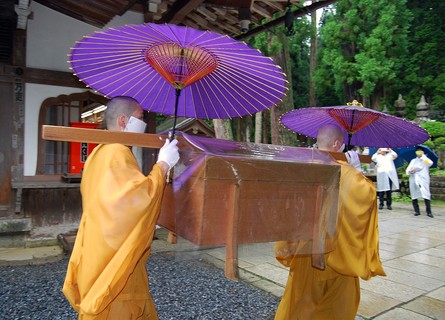 Monges budistas da escola Shingon levam comida até o Okunoin (santuário interior) do monte Koya, no Japão. Os monges acreditam que seu líder, Kukai, ainda está vivo e meditando no templo