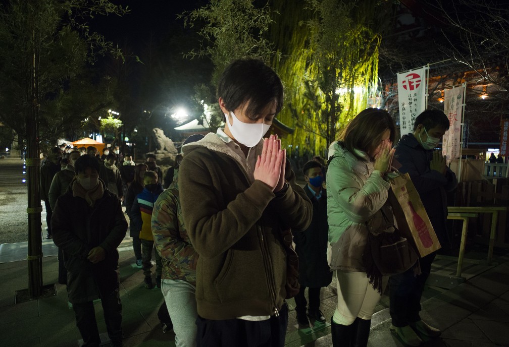 Pessoas oram no templo de Asakusa no dia do Ano Novo, em Tóquio, Japão — Foto: Hiro Komae/AP