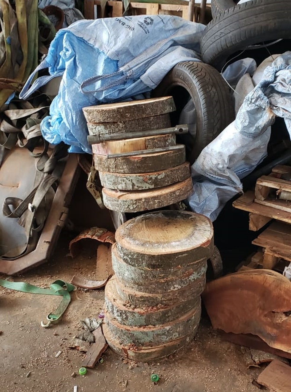 Polícia Ambiental econtra estoque clandestino de madeira nativa em Macaubal — Foto: 4° Batalhão da Polícia Ambiental