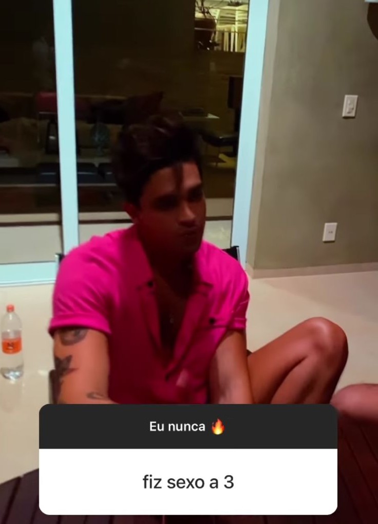 Luan Santana joga Eu Nunca com amigos (Foto: Reprodução/Instagram)