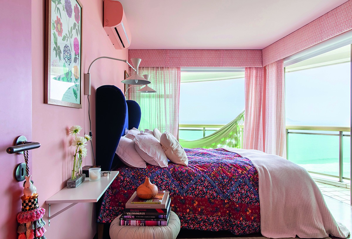 A cama e o sofá rosa do quarto são da Sofa.com, uma loja londrina (Foto: Maíra Acayaba / Editora Globo)
