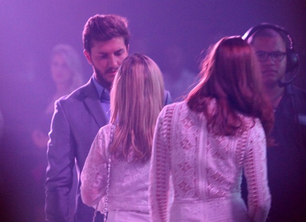 Klébber Toledo e Gioconda, e Marina Ruy Barbosa ao fundo (Foto: Claudio Andrade/Photo Rio News)