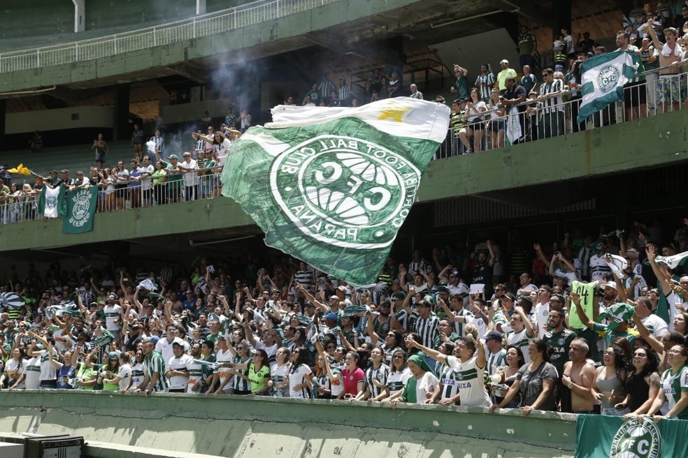 Tem bandeira do Coritiba! Tem festa no domingo sem jogo, com acesso para a Série A — Foto: André Rodrigues/Gazeta do Povo