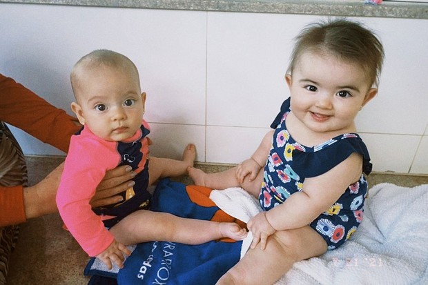 Isabel e Alice, respectivamente filhas de Talita Younan e Marcelo Adnet, fazem aula de natação juntas (Foto: Reprodução/Instagram)