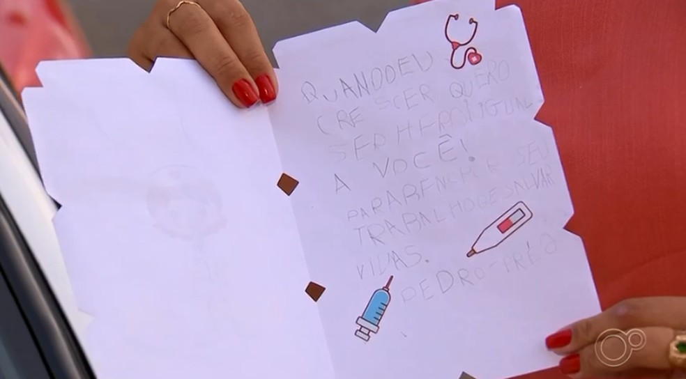 Estudantes escrevem cartas para profissionais da Santa Casa em São Roque — Foto: Reprodução/TV TEM