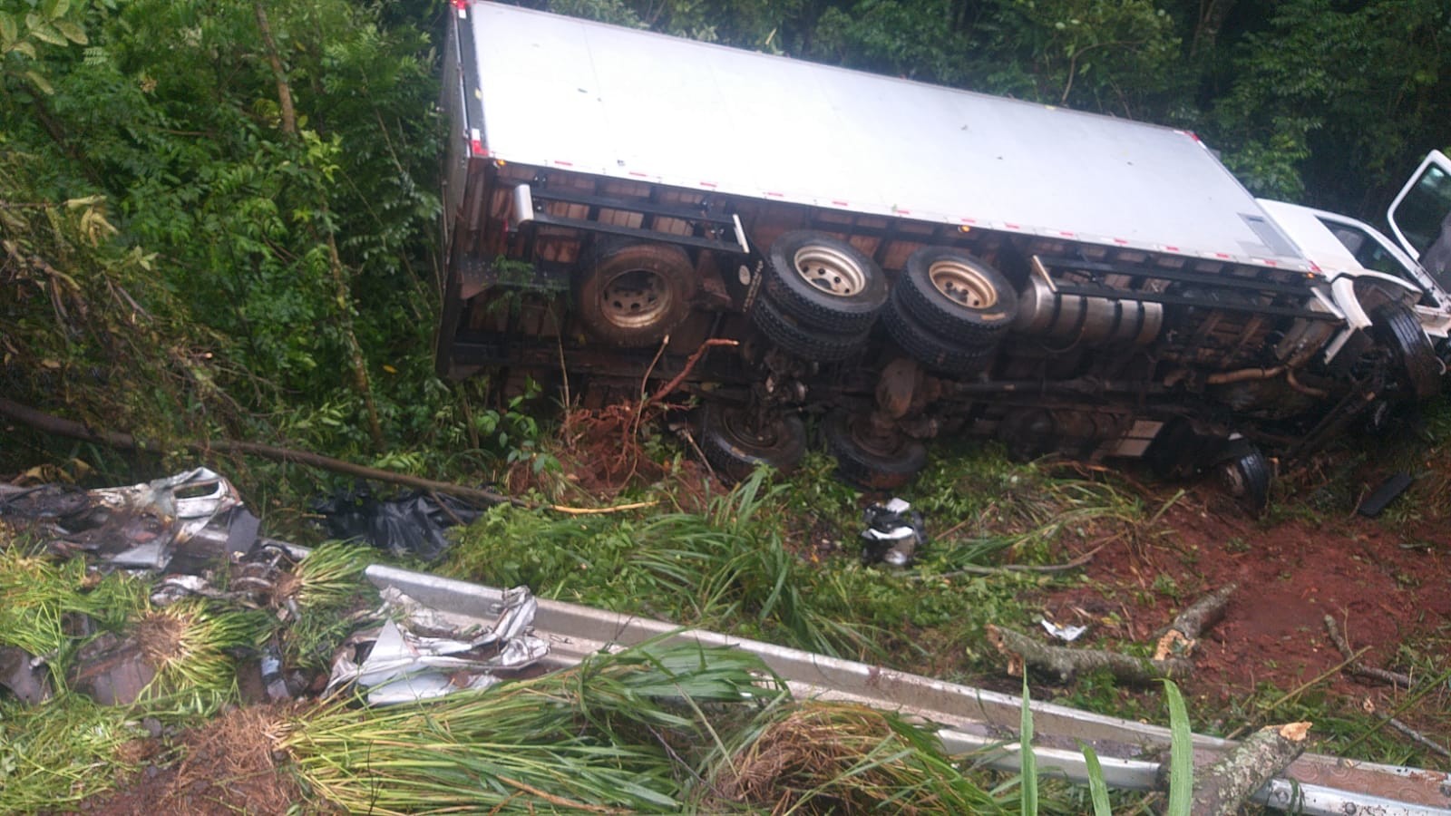 Homem morre em batida entre carro e caminhão na PR-092, em Wenceslau Braz