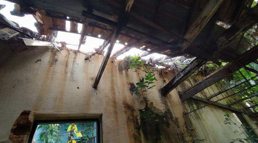Situação do interior do antigo abrigo — Foto: Cejane Pacini/Iphan