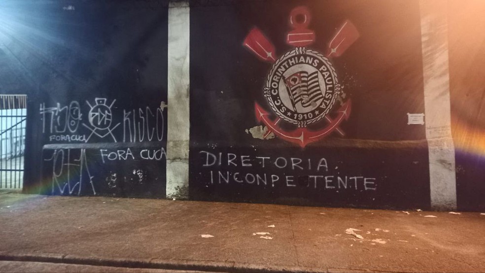 Muros do Corinthians pichados contra chegada de Cuca — Foto: Reprodução