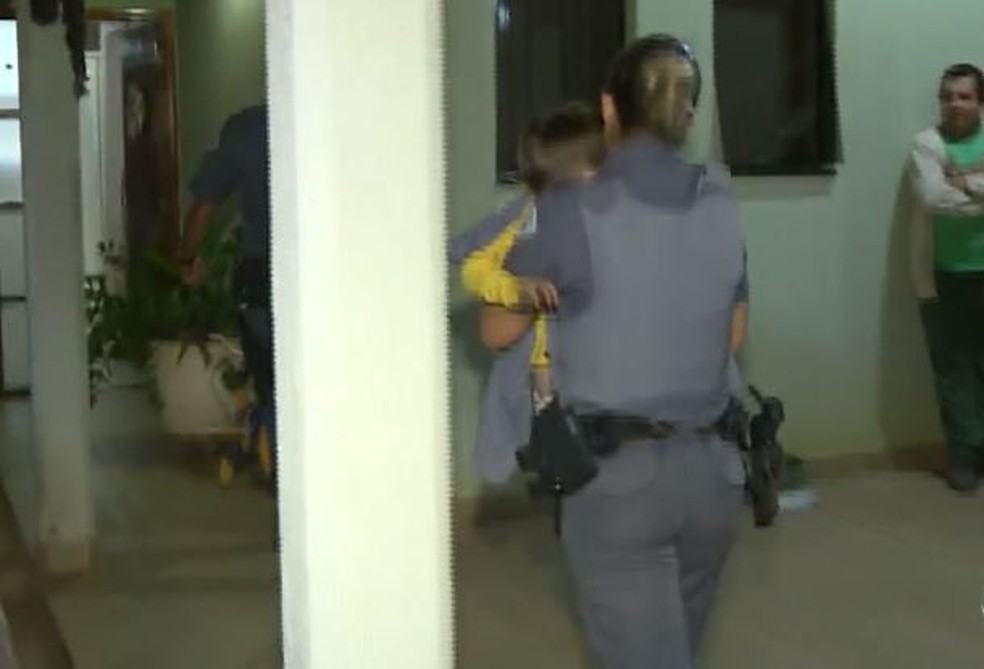 Policial militar entregou a criança de 3 anos para a família em Limeira (Foto: Alexandre de Jesus/EPTV)