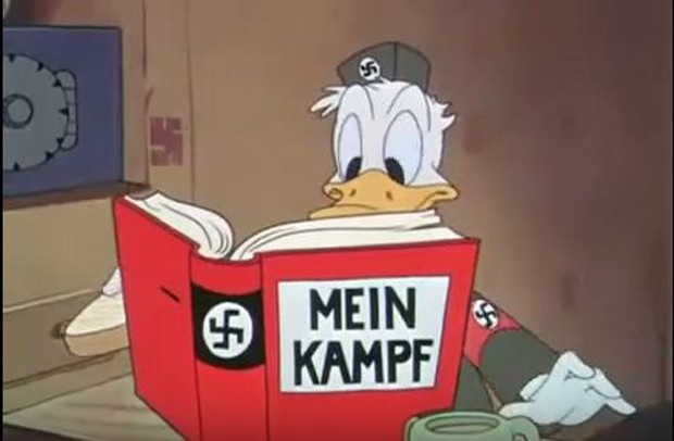 Donald lê o livro 'Mein Kampf', de autoria de Hitler   (Foto: Reprodução)