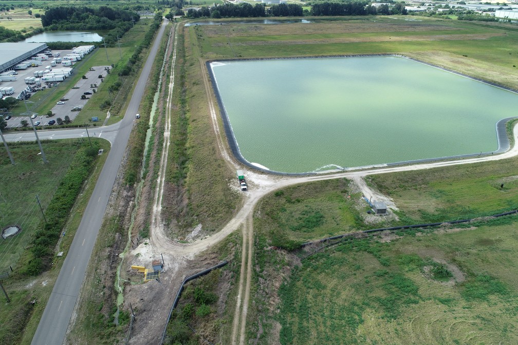 Reservatório de água contaminada com fosfato em antiga fábrica na Flórida preocupa; foto de domingo (4) — Foto: Drone Base/Reuters