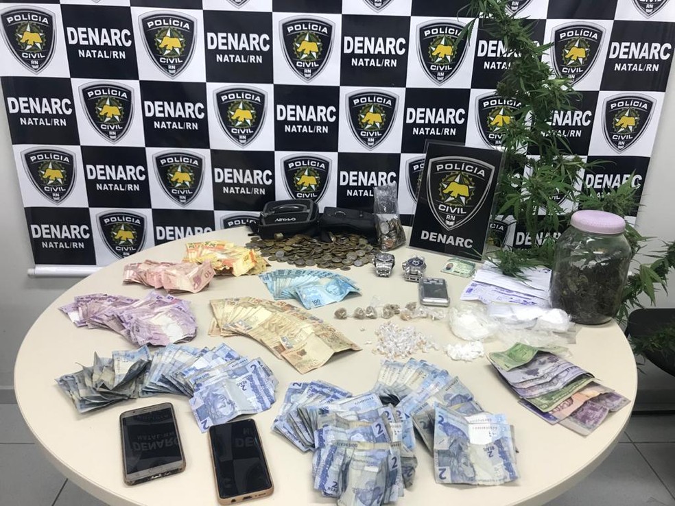 A polícia apreendeu drogas, R$ 10 mil em dinheiro e um pé de maconha em Ponta Negra, Zona Sul de Natal — Foto: Polícia Civil/Divulgação