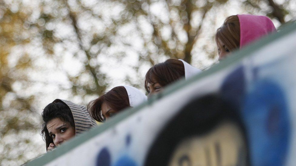 Mulheres vendo jogo de futebol em shopping de Teerã em 2008 (Foto: BEHROUZ MEHRI/AFP/GETTY IMAGES via BBC)