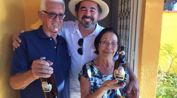 Cadu entre os pais, 'Seu' Gentil e Maria Mercedes, fontes de inspiração para a cervejaria (Foto: Acervo Pessoal)