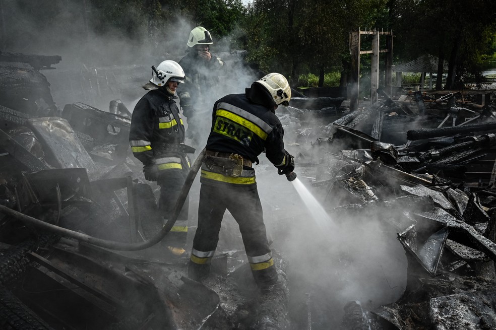 Bombeiros controlam fogo em Kharkiv, na Ucrânia — Foto: SERGEY BOBOK / AFP