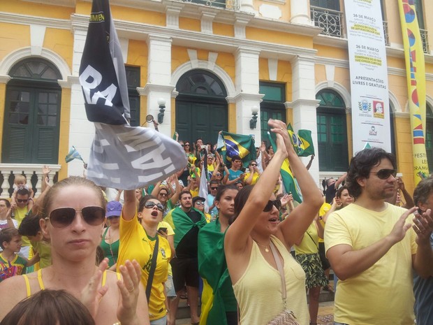 Em Cachoeiro de Itapemirim, a manifestação contra Dilma aconteceu na Praça Jerônimo Monteiro (Foto: Débora Fernandes/ TV Gazeta)