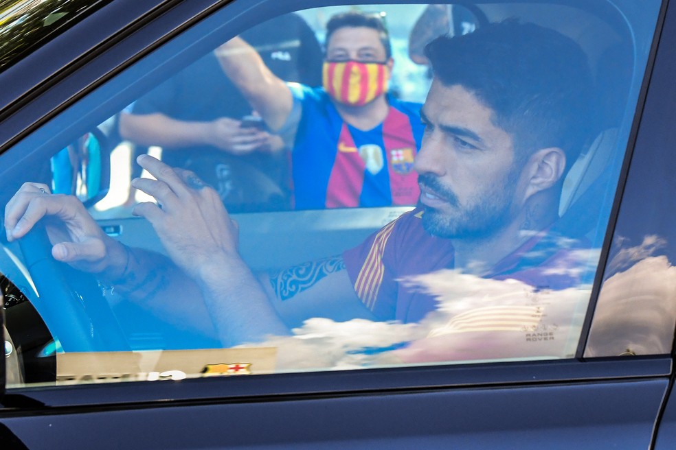 Suárez abre mão de parte do salário e acerta saída do Barcelona, diz imprensa catalã