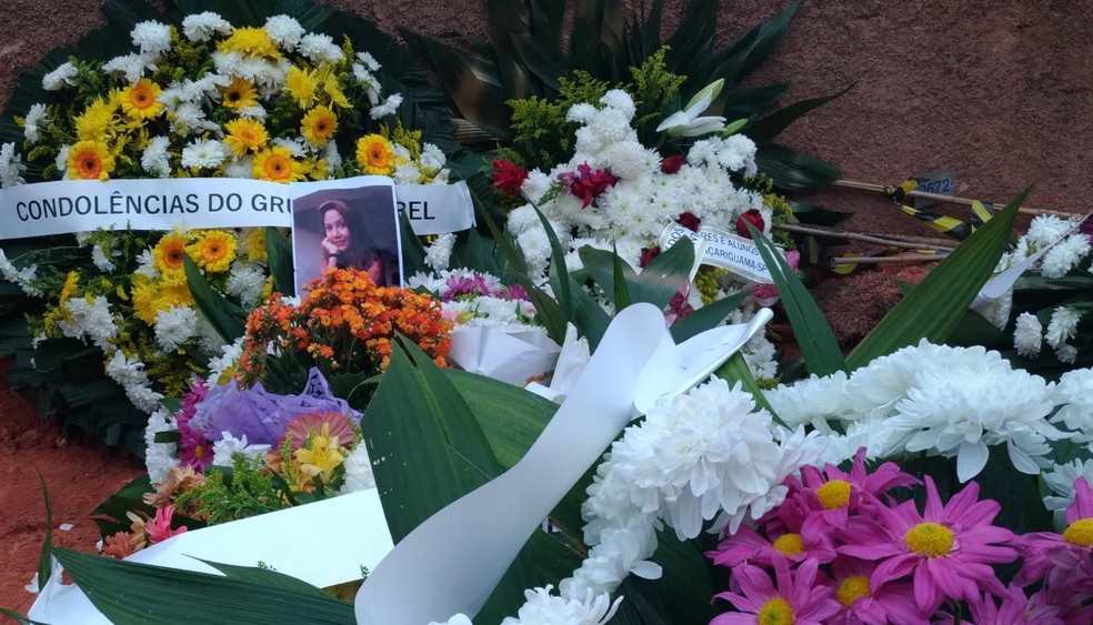 Cerca de 2 mil pessoas homenagearam Vitória Gabrielly durante enterro em Araçariguama (Foto: Matheus Fazolin/G1)