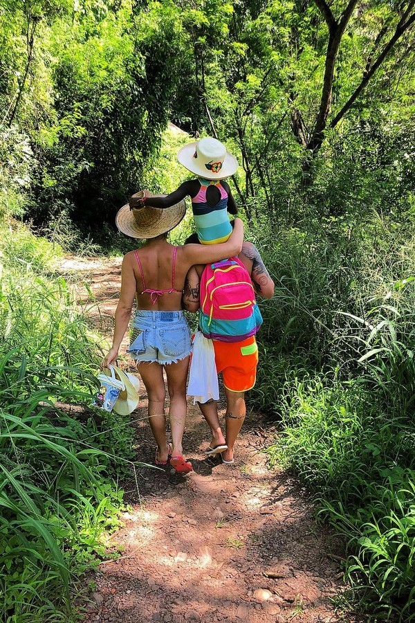 A família toda curtindo em uma trilha (Foto: Reprodução Instagram)