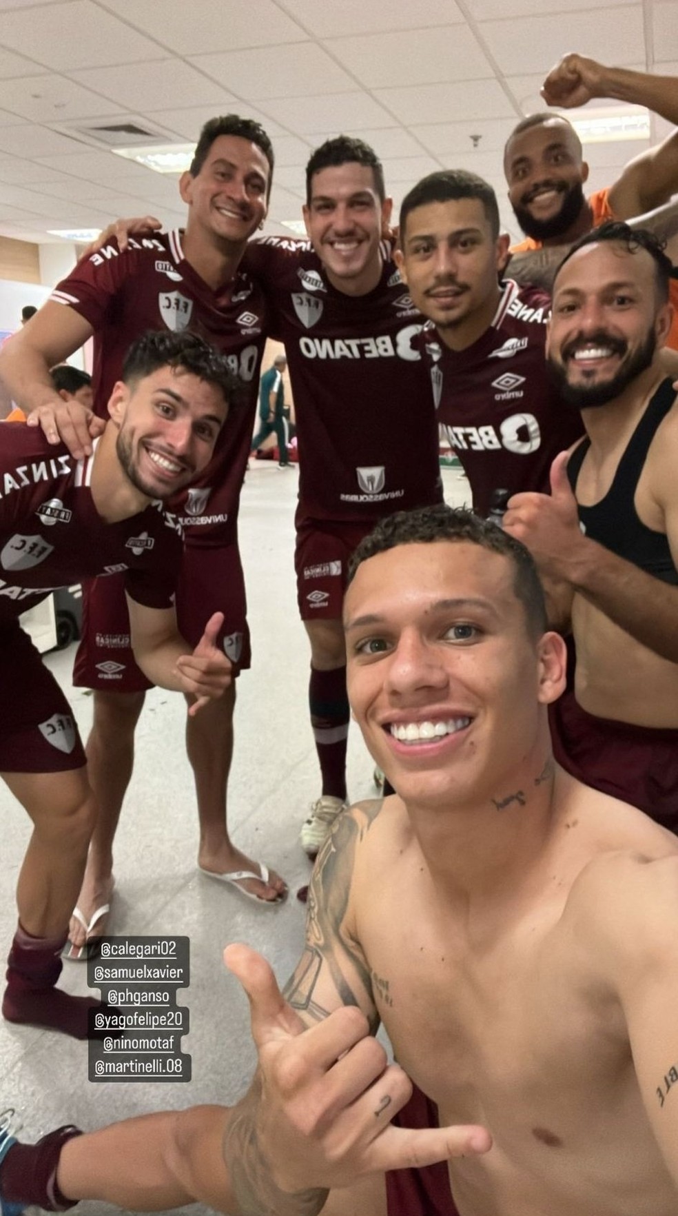 Jogadores do Fluminense comemoram vitória no vestiário da Neo Química Arena — Foto: Reprodução